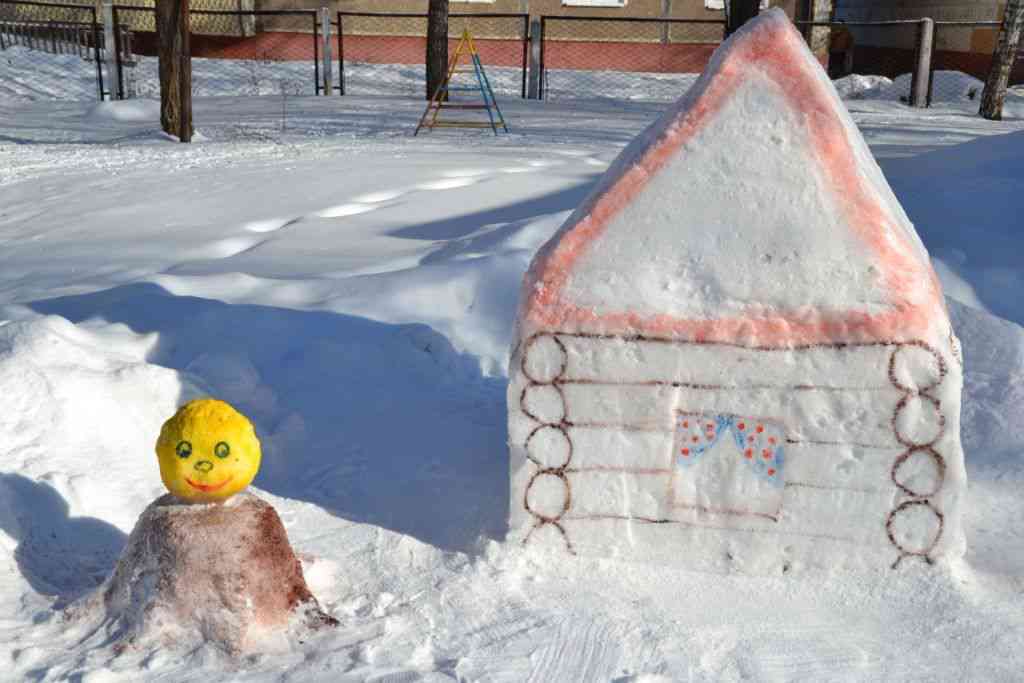 Простые снежки. Снежные фигуры в садике. Фигуры из снега в детском саду простые. Зимние постройки на участке. Постройки из снега несложные.